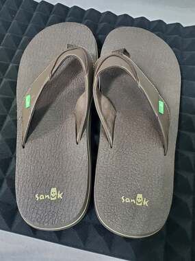 NWOT Sanuk Men's Beer Cozy 2 Flip Flops Dark Brown Yoga Mat Sandals